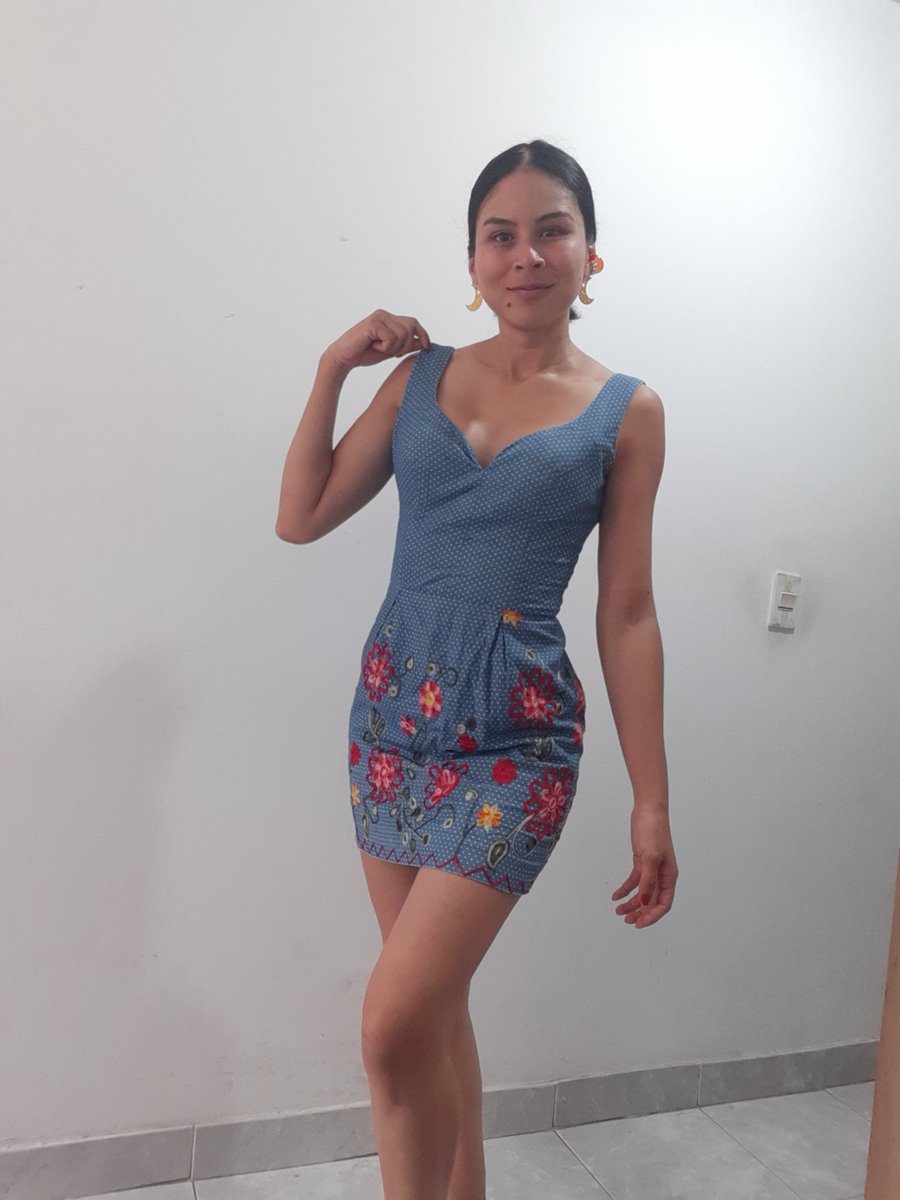 marcelamvzyya's tweet photo. La profe hoy se siente "ninda" con su vestido de florecitas🥀🌺🌺🏵🌼🌹🌷 https://t.co/k4dVsf33lo