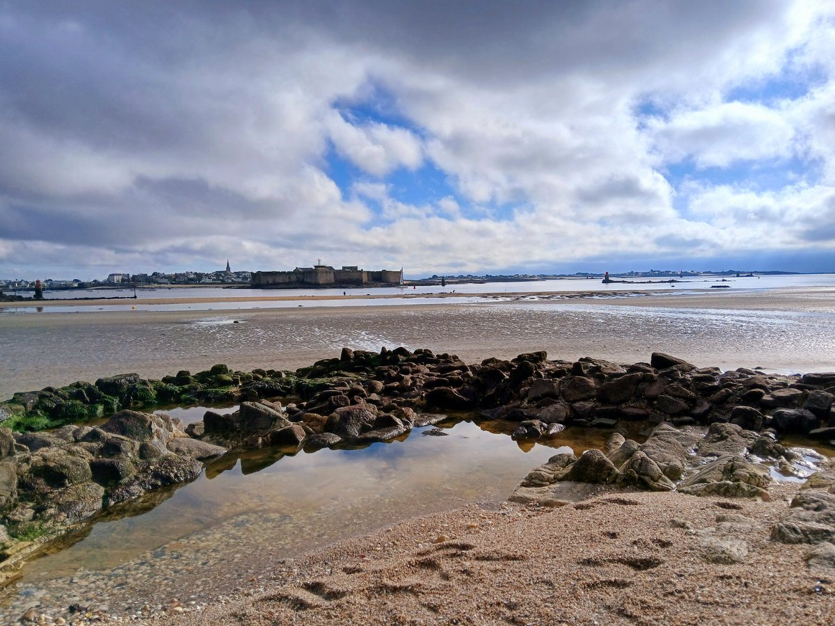 valerie7456's tweet image. Temps plus clément pour une bonne marche en bord de mer 🌊⛅️
#Kernevel ➡️ #Larmor