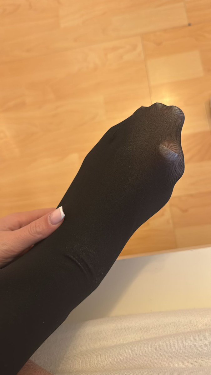 Selinben04's tweet photo. Es macht einfach am meisten Spaß #almans abzuziehen. Irgendwie alle geil auf #nylon hahahah. Mals sehen wie viele heute wieder schüchtern auf meine Beine starren. #türkin #orientherrin #geldherrin #geldsklave https://t.co/dJyM9jh6TV