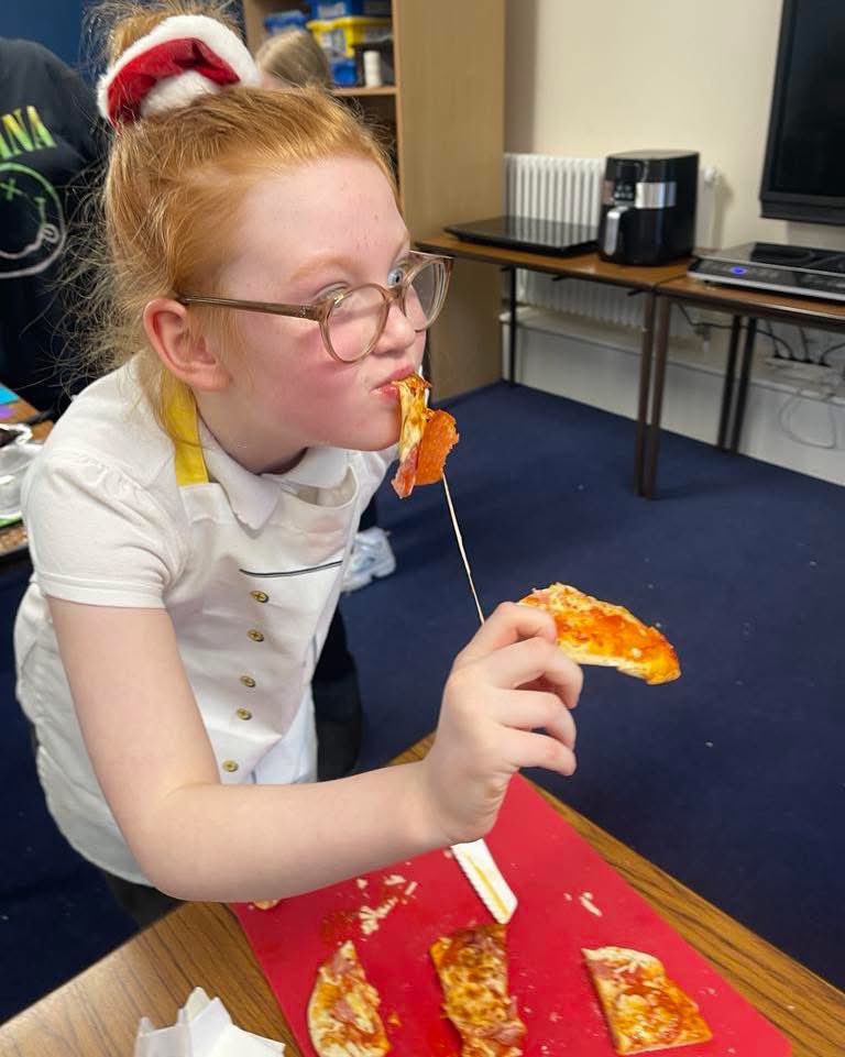 DgcLearning's tweet image. 🧑‍🍳 Another great Parent / Child cooking session at Kelloholm Primary.

🧑‍🍳 This week the children decided they wanted to make Pizza and Chocolate  Brownies.

🧑‍🍳 We used the Ayr fryers to make these and what a success it was ! 🙌🏻 🍕 

#familylearning
#cookingskills