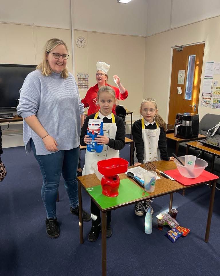 DgcLearning's tweet image. 🧑‍🍳 Another great Parent / Child cooking session at Kelloholm Primary.

🧑‍🍳 This week the children decided they wanted to make Pizza and Chocolate  Brownies.

🧑‍🍳 We used the Ayr fryers to make these and what a success it was ! 🙌🏻 🍕 

#familylearning
#cookingskills
