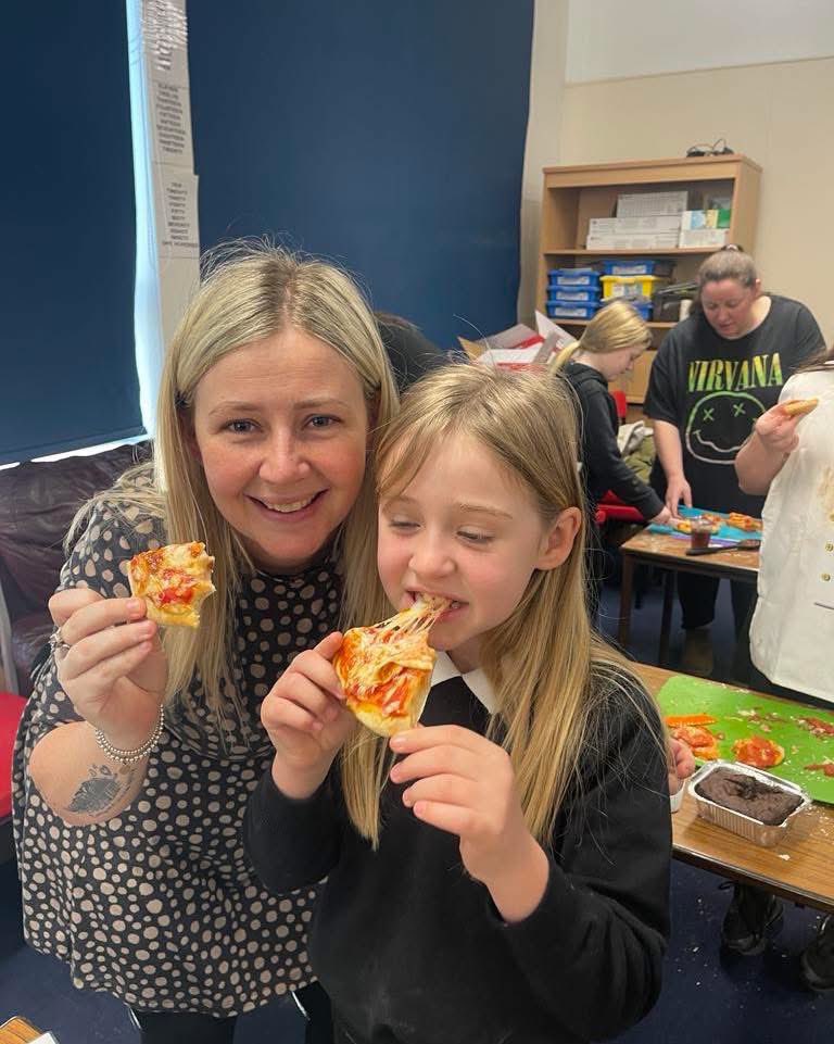 DgcLearning's tweet image. 🧑‍🍳 Another great Parent / Child cooking session at Kelloholm Primary.

🧑‍🍳 This week the children decided they wanted to make Pizza and Chocolate  Brownies.

🧑‍🍳 We used the Ayr fryers to make these and what a success it was ! 🙌🏻 🍕 

#familylearning
#cookingskills
