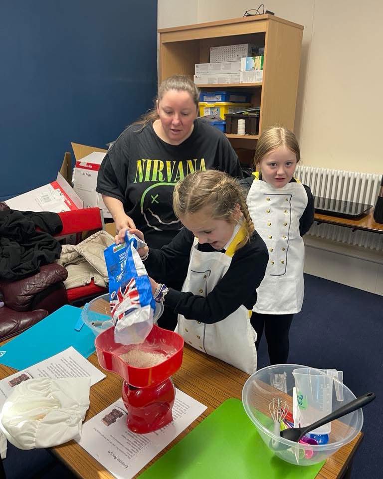 DgcLearning's tweet image. 🧑‍🍳 Another great Parent / Child cooking session at Kelloholm Primary.

🧑‍🍳 This week the children decided they wanted to make Pizza and Chocolate  Brownies.

🧑‍🍳 We used the Ayr fryers to make these and what a success it was ! 🙌🏻 🍕 

#familylearning
#cookingskills