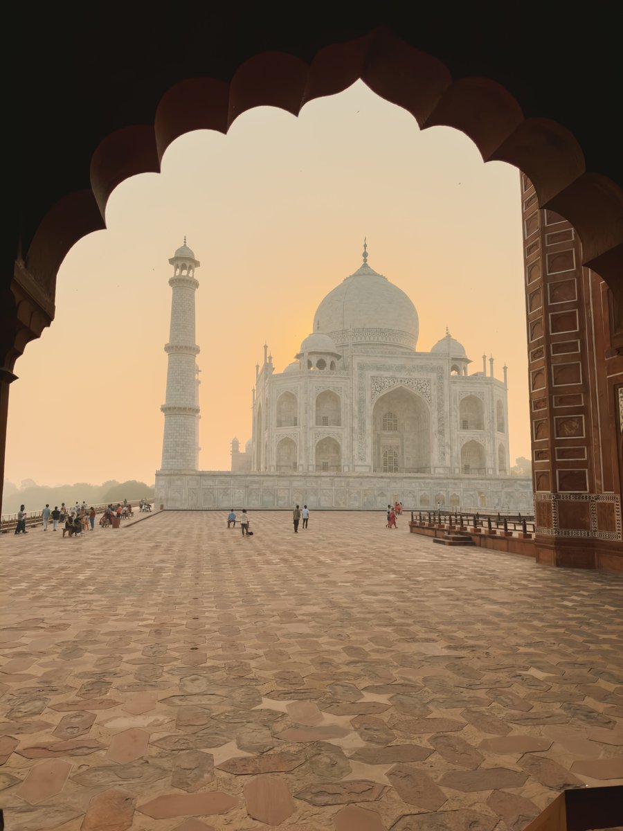 traveloka's tweet photo. CITA-CITA TERCAPAI!

Bisa tour sunrise di Taj Mahal🌙✨
Scroll buat dapet free wallpaper! https://t.co/9azHZkYIVz