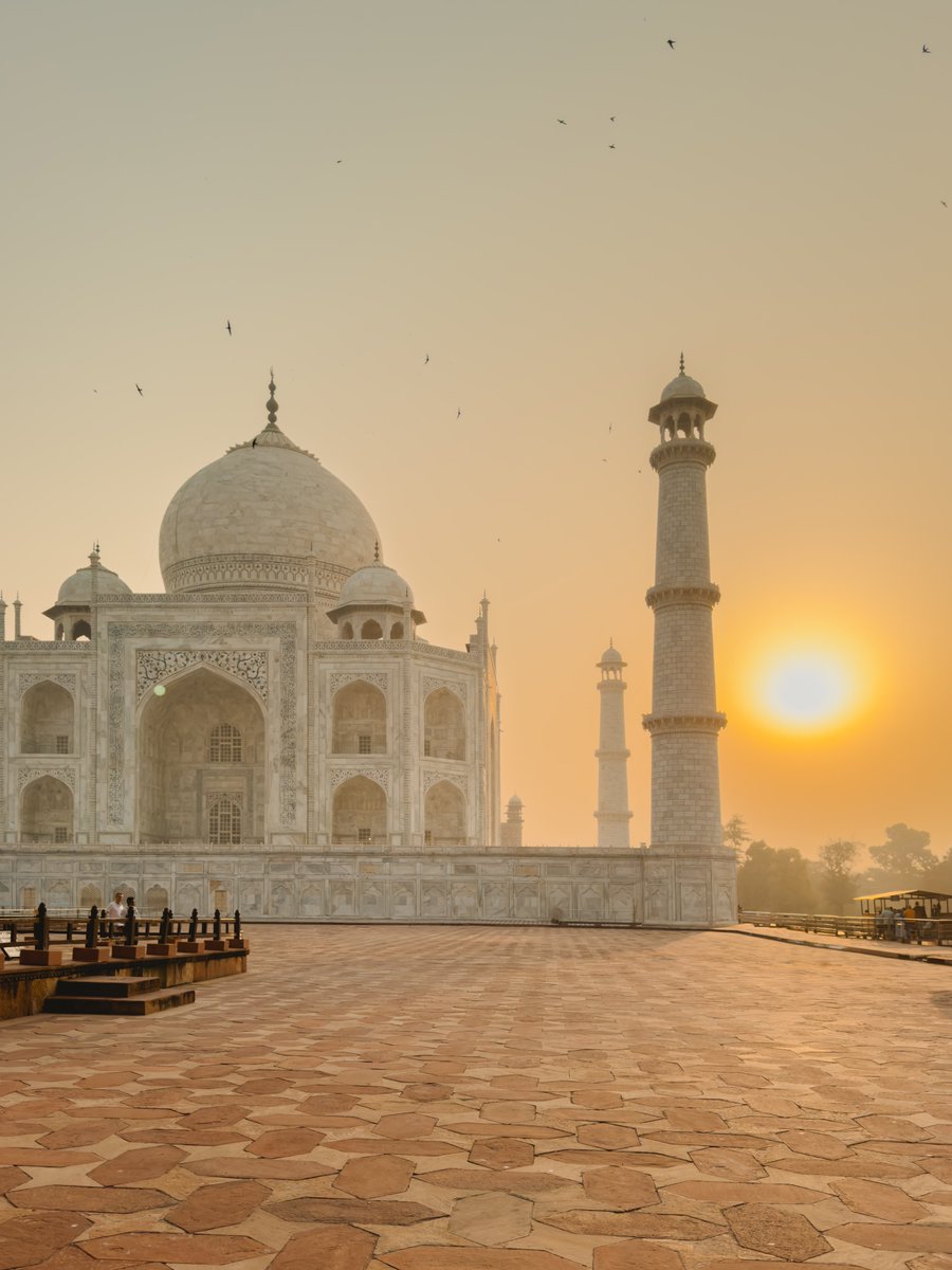 traveloka's tweet photo. CITA-CITA TERCAPAI!

Bisa tour sunrise di Taj Mahal🌙✨
Scroll buat dapet free wallpaper! https://t.co/9azHZkYIVz