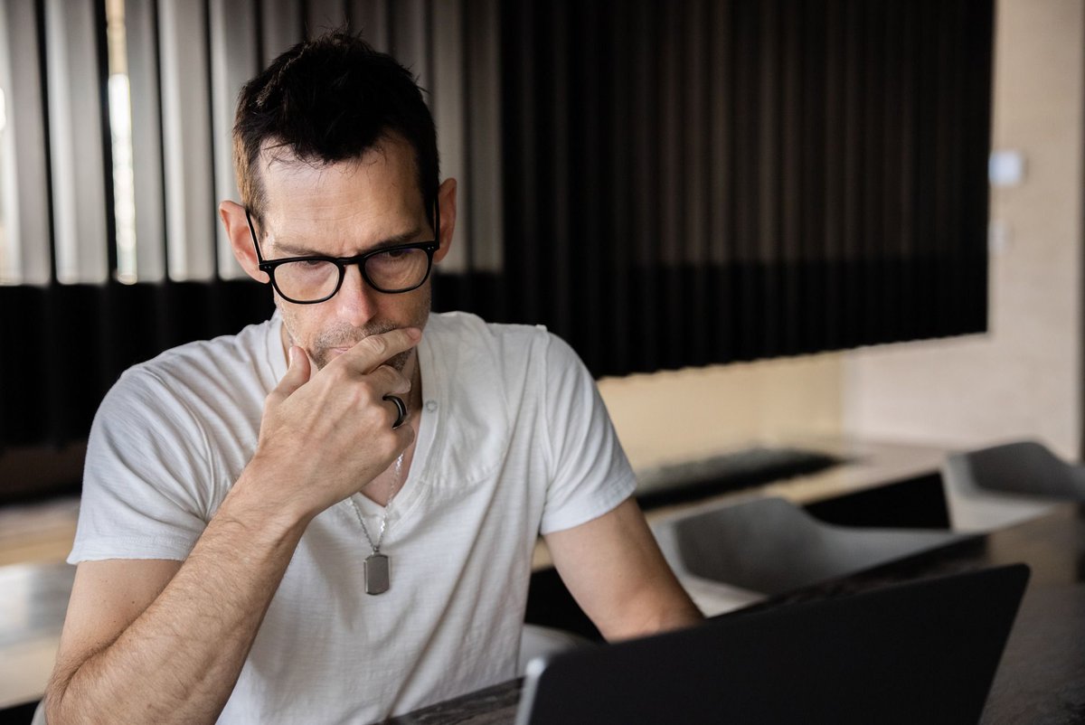 TomBilyeu's tweet image. If you don’t know how to solve novel problems, you’ll never be successful. 

Here’s how to master the art of problem-solving: