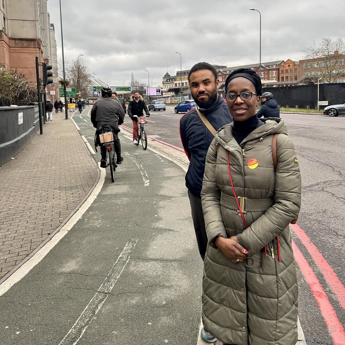Hallo St. George’s Wharf! 

Cllr Bailey &amp; Flo Eshalomi MP were out this morning speaking to local residents.  

The state of the TfL managed 2way bike lane came up time and time again. We continue to push <a href="/SebDance/">Seb Dance</a> to make the urgently needed investments on the Vauxhall gyratory.