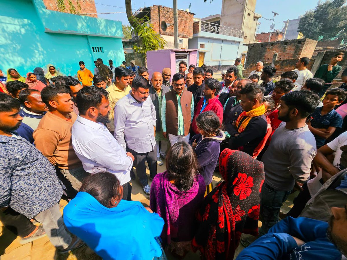 yadavakhilesh's tweet photo. ये बेहद दुःखद ख़बर है कि अयोध्या के ग्रामसभा सहनवां (सरदार पटेल वार्ड) में 3 दिन से गायब दलित परिवार की बेटी का शव निर्वस्त्र अवस्था में मिला है, उसकी दोनों आँखें फोड़ दी गई हैं उसके साथ अमानवीय व्यवहार हुआ है। प्रशासन ने तीन दिन पहले ही अगर परिवार की सूचना पर ध्यान दिया होता तो बच्ची की जान बचायी जा सकती थी।

हम उत्तर प्रदेश सरकार से मांग करते है कि जो दोषी हैं और जिन पुलिसकर्मियों ने इस मामले में लापरवाही बरती है, उन सबके  ख़िलाफ़ कठोरतम कार्रवाई की जाए और पीड़ित परिवार को तत्काल 1 करोड़ का मुआवज़ा दिया जाए।