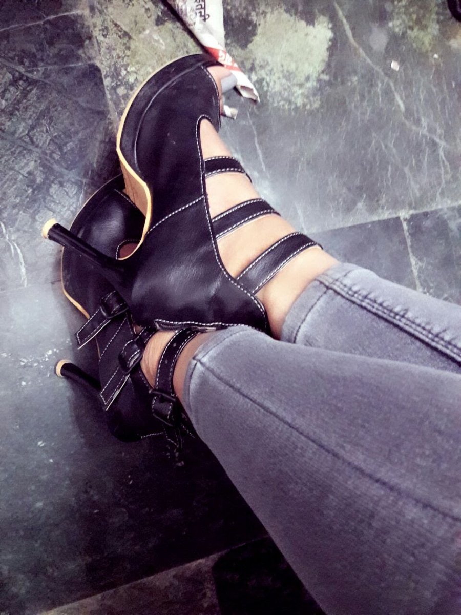 dommepriya's tweet photo. Peek-a-boo👠

Zoom in and have a look on the beautiful color of my toe👣 💅👣 https://t.co/4ETXYS4adx