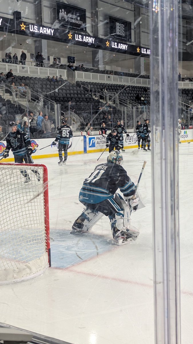 BassMaster_209's tweet photo. VITEK looking solid last night for the barracuda! Glad to see him back @SanJoseSharks https://t.co/tkZYMAMbUN