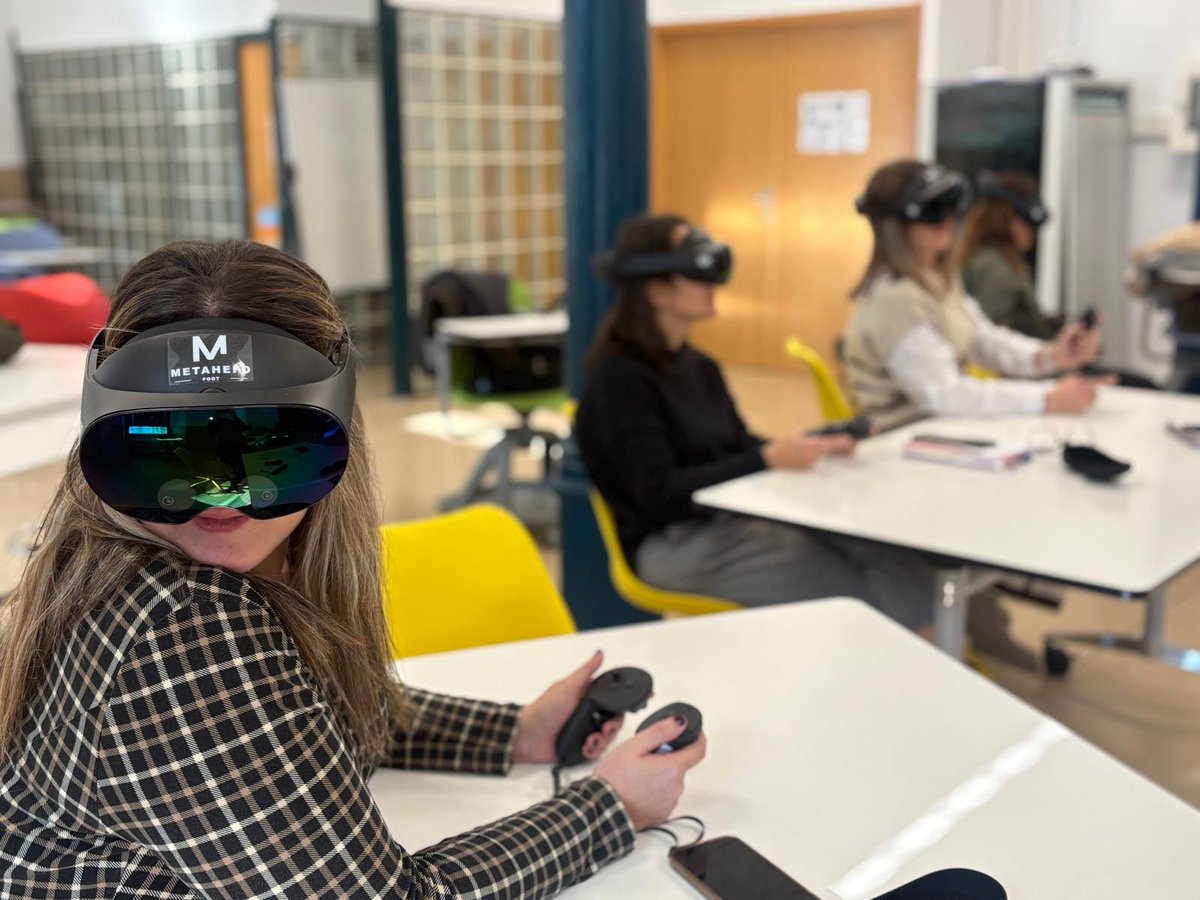 UExPlasencia's tweet photo. El Grupo de Innovación Docente Implantación de la prevención podológica en la infancia, coordinado por Beatriz Gómez, se ha formado en Realidad Virtual (RV) gracias al proyecto europeo @metahefo .
Gracias a los docentes Eva Lopezosa, Gabriel Gijón y Manuel Pardo. https://t.co/5BdTSOYodt
