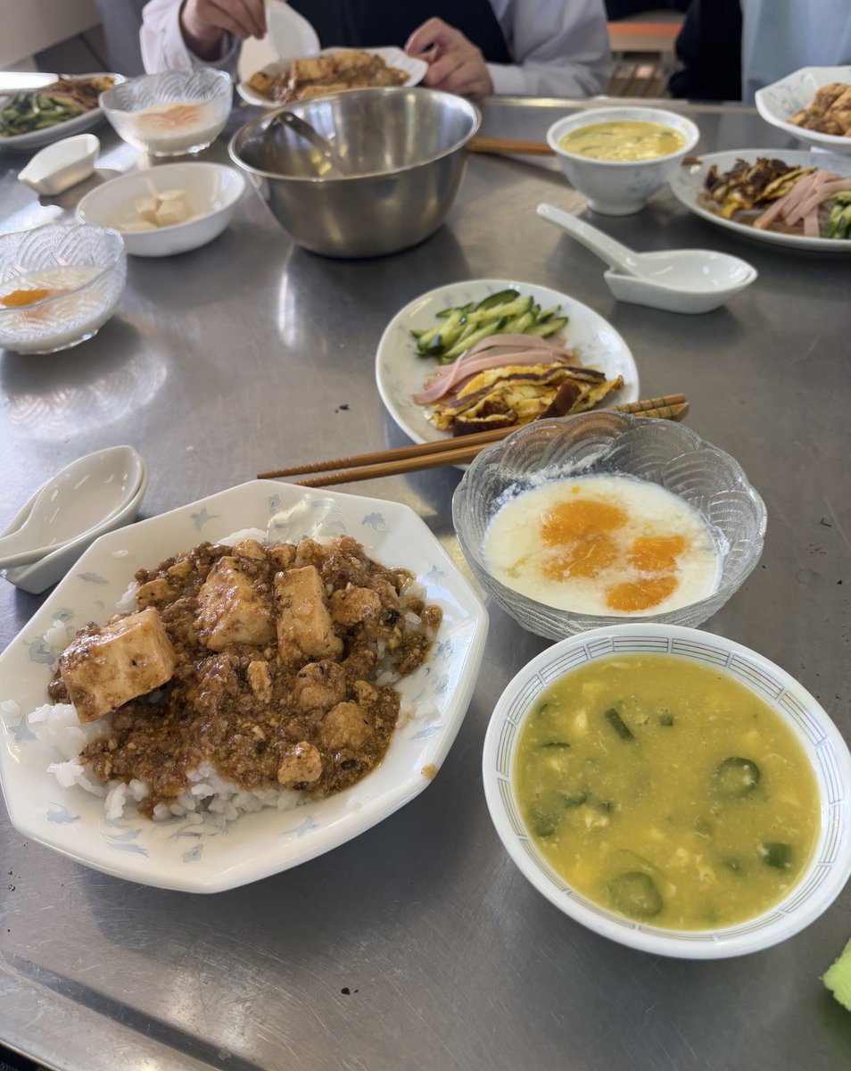 siu_rva's tweet photo. 調理実習
豆腐切るの途中でめんどくさくなってクソデカサイズにしちゃった https://t.co/kyKmhaDf4z