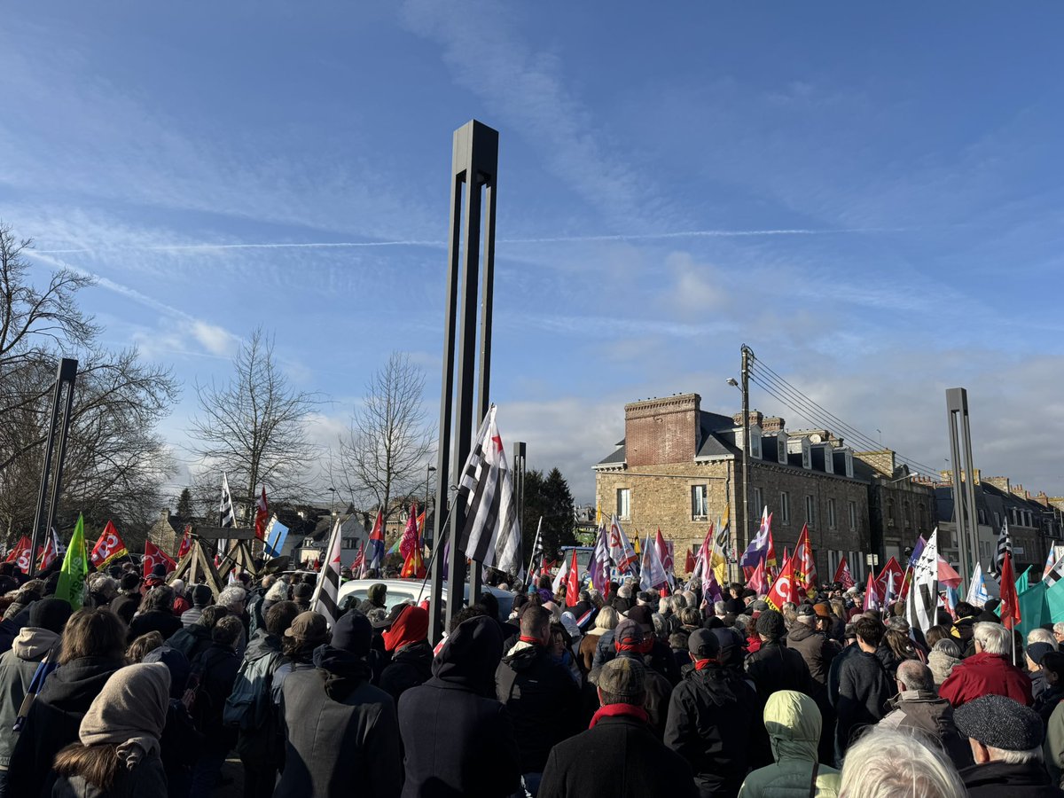Forte mobilisation aujourd'hui à #Guingamp pour défendre le service public de santé en #Bretagne et particulièrement les hôpitaux de Guingamp, #Carhaix, #Lannion, #Pontivy. Alors que la situation du système de santé s'aggrave en pays de #Rennes : luttons jusqu'à la victoire !