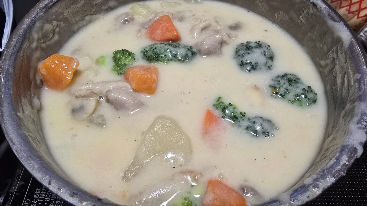 OMIYASPIRIT's tweet photo. やばい　クリームシチュー
鍋のまま味見　明日はバゲットと…
料理の神降臨したかも
忘れないように入れた順φ(･_･
バター・（鶏もも肉・味塩胡椒・皮から）・鍋底そぐ感じ・玉葱・人参・じゃがいも・マッシュルーム・牛乳・水・チーズ・白ワイン・ブロッコリー、追い黒胡椒　分量適当　再現出来ねーw https://t.co/gvNFg2D8pO