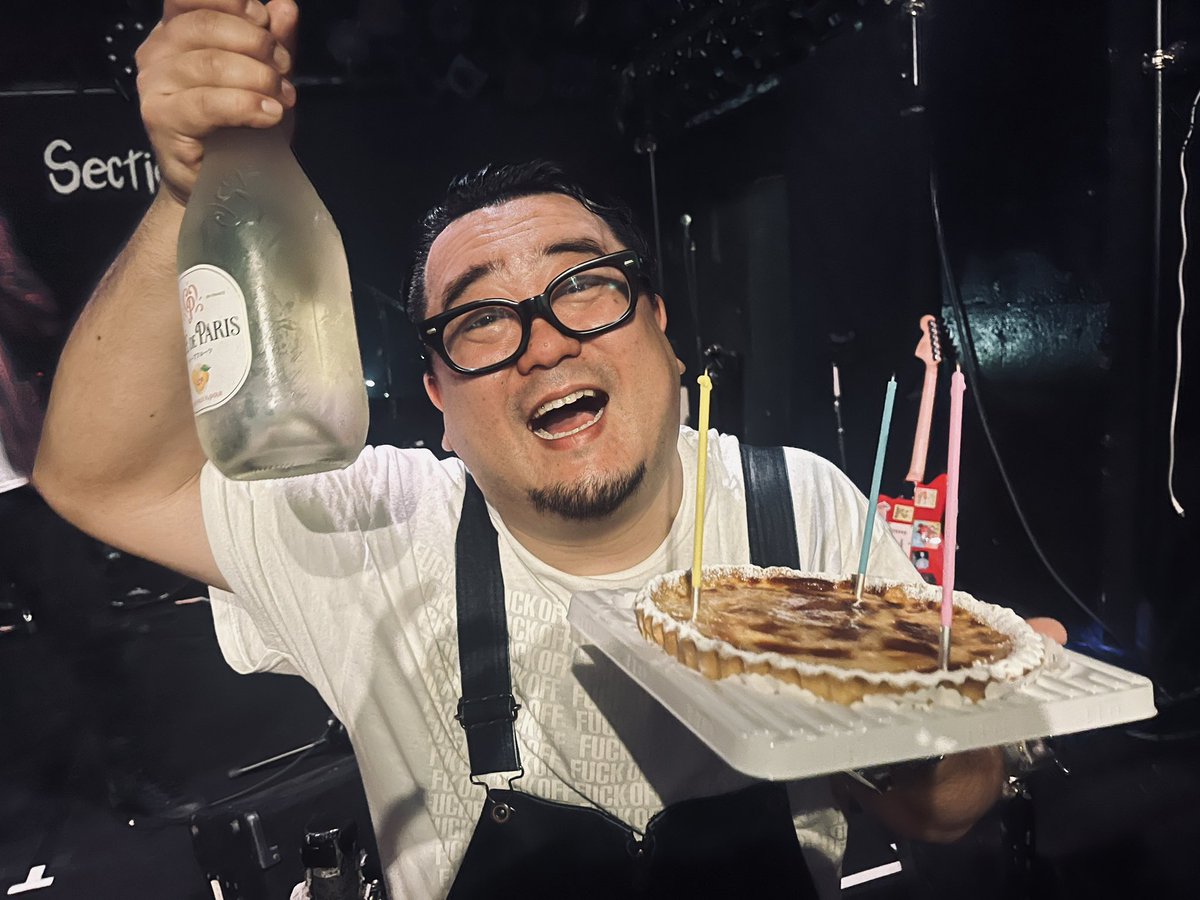 30pa_LESSFAT's tweet photo. 30%LESS FAT
本日はズィ杉並組の
篤アニキ菊池の生誕祭でした

彼の笑顔に世界の兄貴達の幸せが集約された夜した

これからも30派をシクヨロです

#ズィ杉並組とツアーしたいスネ
#30派
#本日のドラム大集合
#中野組のマキさんカッコよくてヤバいすね https://t.co/3X5rCZgxe4