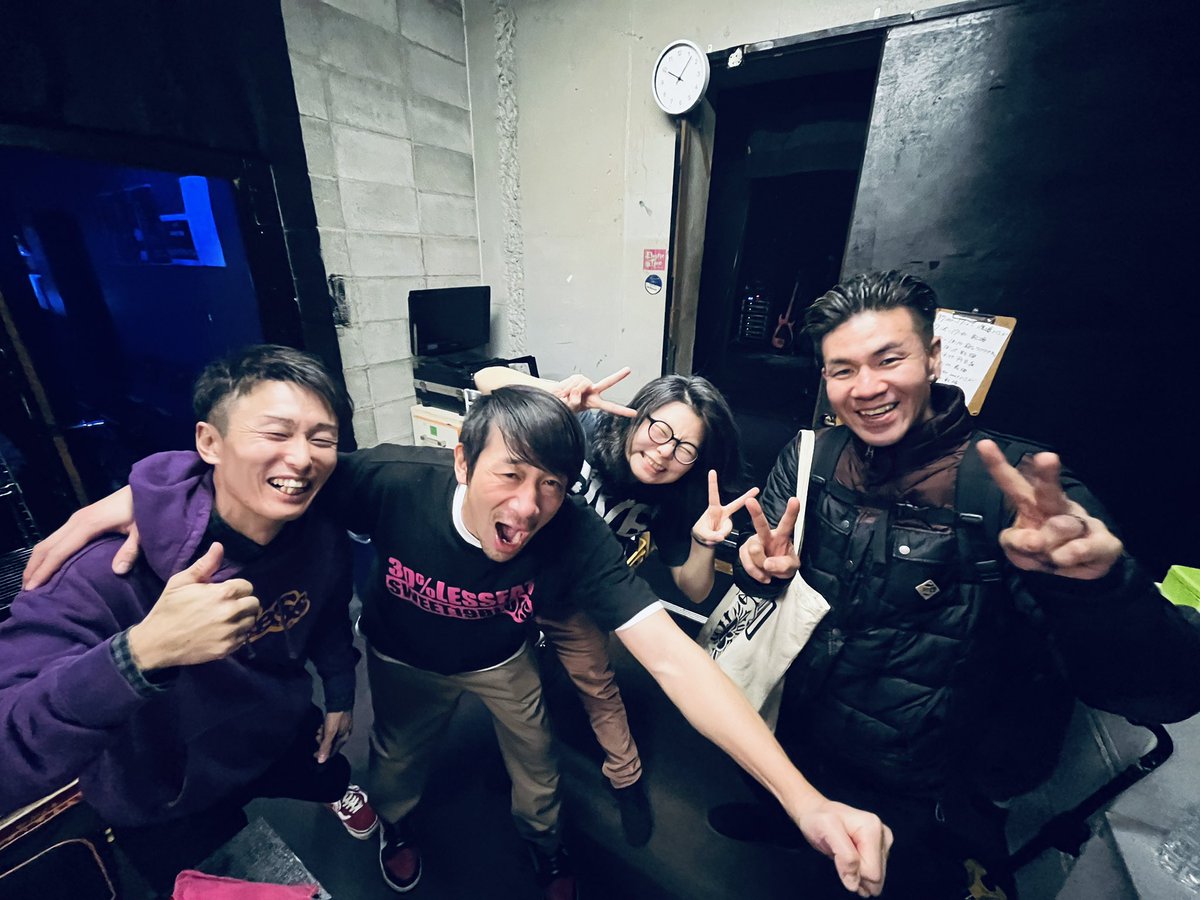 30pa_LESSFAT's tweet photo. 30%LESS FAT
本日はズィ杉並組の
篤アニキ菊池の生誕祭でした

彼の笑顔に世界の兄貴達の幸せが集約された夜した

これからも30派をシクヨロです

#ズィ杉並組とツアーしたいスネ
#30派
#本日のドラム大集合
#中野組のマキさんカッコよくてヤバいすね https://t.co/3X5rCZgxe4