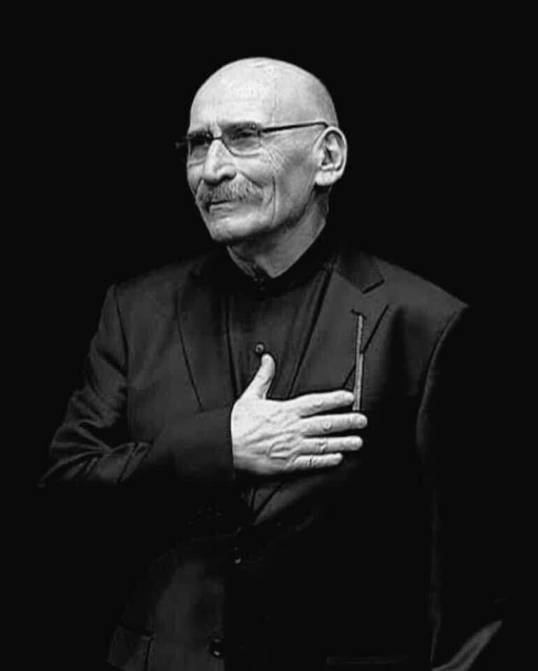 Yılmaz'la ben komünisttik.
Komünizmin ne olduğunu bilmiyorduk ama,
ortada bir haksızlık vardı. Biliyorduk!

#TuncelKurtiz 

Doğum günün kutlu olsun Ustam!

🤍