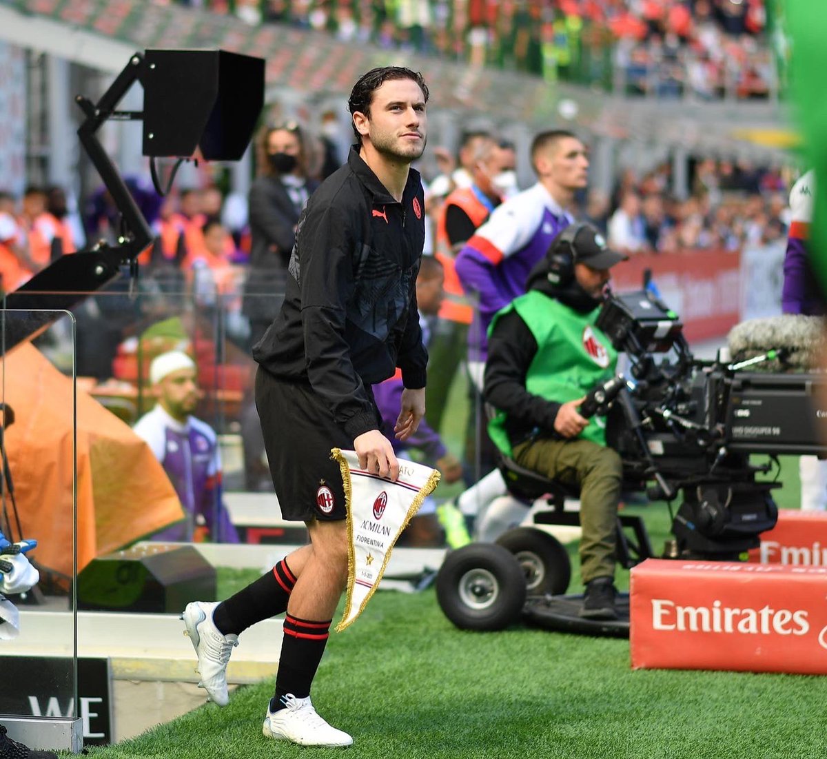 Ciao <a href="/davidecalabria2/">Davide Calabria</a> per tanti sei stato spesso il capro espiatorio in questi anni, a mio parere invece sei stato e sei un Milanista vero che ha sempre dato tutto per questa maglia.
Ti saluto con questa foto, con i tuoi occhi alla Sud in una domenica di quel maggio '22 ❤🖤