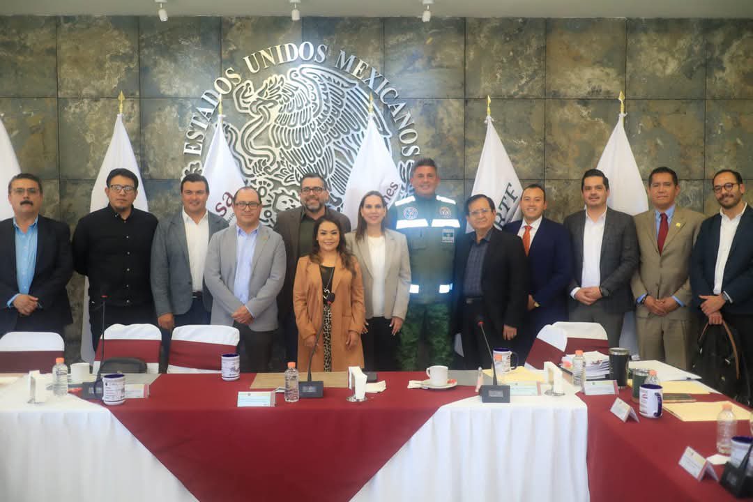 Apaseo el Grande es parte de la coordinación para el desarrollo del trazo ferroviario Querétaro-Irapuato.

Director de Obras Públicas, <a href="/marcosornelasm/">MARCOS ORNELAS</a> participó en la reunión de trabajo con autoridades federales encabezada por la @SEDENAmx, sobre el este importante proyecto.