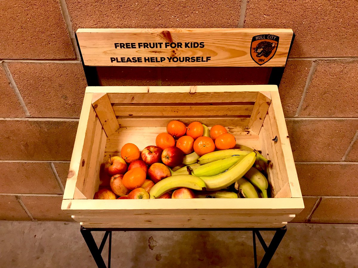 Tangerines on show today but I’m not watching Blackpool.  Nice touch, free fruit given out at every game by <a href="/HullCity/">Hull City</a> to local youngsters.  The Tigers take on Stoke City - it’s unthinkable but both of these huge clubs are fighting against relegation to third tier. 🍊 #hcafc #scfc