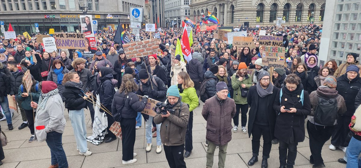Heutige Demo ist gestartet. Der Leuschner füllt sich mit Menschen. Kommt noch dazu! Wir laufen nach den Redebeiträgen laut u bunt durch die Stadt oder den Ring. Das wird aktuell noch mit der Versammlungsbehörde geklärt.
#le0201
