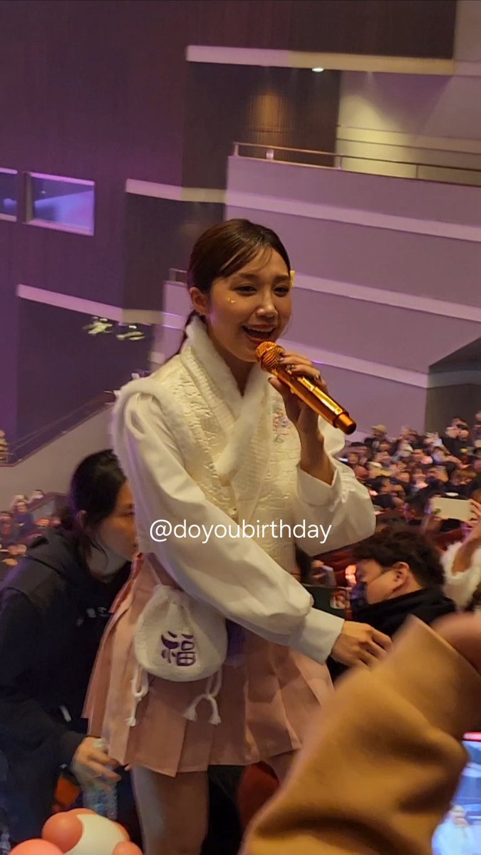 DoYouBirthday's tweet photo. 은지언니 향수 냄새 너무 좋다아🥺
오늘 언니 덕분에 행복하게 보냈어요!
다음에도 봐요🐶🩷

@Apinkjej
#Apink #에이핑크 #정은지  #PINKNEWYEARinTaipei https://t.co/dhmRgSB6WJ