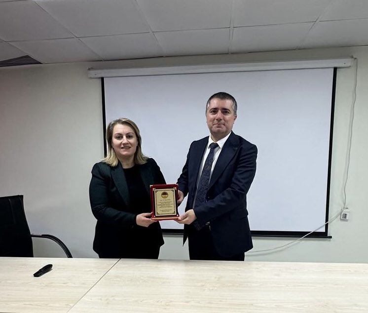 BitlisBarosu's tweet photo. Meslek İçi Eğitim kapsamında, baromuz üyesi avukatlara yönelik, Batman Barosu Önceki Dönem Başkanı Av.Erkan ŞENSES’in  sunumu ile “AYM ve AHİM Başvuru Süreçleri”konulu eğitim semineri düzenlenmiştir.Kendisine vermiş olduğu emek ve katkılardan ötürü teşekkür ederiz. https://t.co/ciUyGL4I7t
