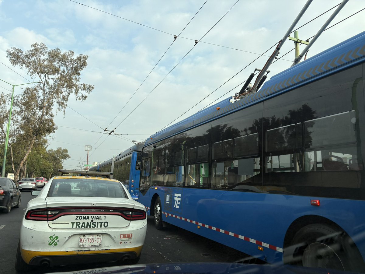 aquinulis's tweet photo. @OVIALCDMX @SSC_CDMX patrulla de tránsito de la CDMX detenida en segundo carril obstruyendo el acceso a estacionamiento de central de autobuses del norte sobre la lateral de avenida 100 metros sin códigos, así como unidades de @STECDMX que no permiten el acceso y generando caos https://t.co/zIgrwZYeWR