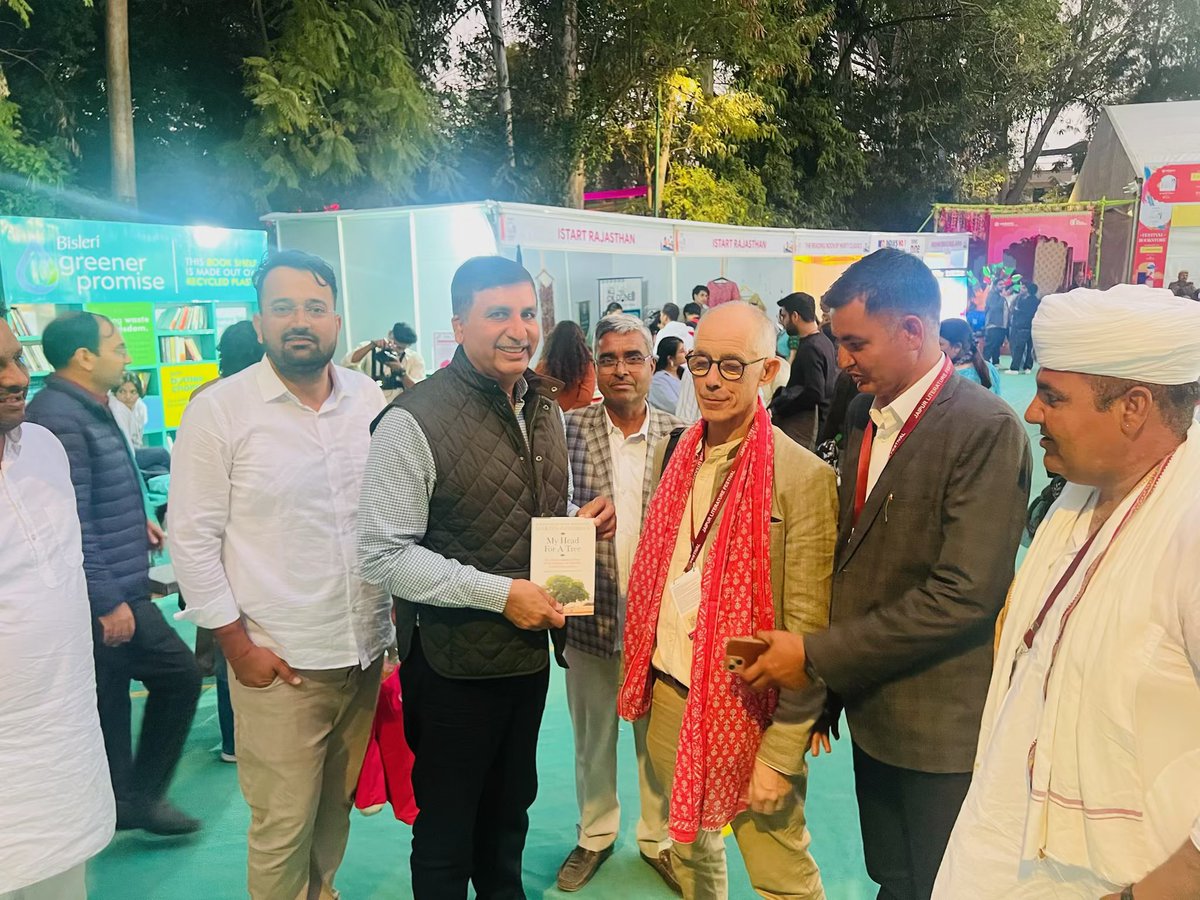 Barmer_Harish's tweet photo. आज @JaipurLitFest में @PeterWohlleben द्वारा लिखित एवं विश्व विख्यात अमेरिकन पब्लिशर #MartinGoodman द्वारा पर्यावरण एवं प्रकृति के संरक्षण में महत्वपूर्ण भूमिका निभाने वाले #विश्नोई
समाज पर प्रकाशित पुस्तक #MYHeadforATree के विमोचन कार्यक्रम में शामिल होने का अवसर मिला।
साहित्य के माध्यम से ही हम अपने बौद्धिक विकास को और अधिक सशक्त कर सकते हैं,इसलिए मेरा हमारी युवा पीढ़ी से विशेषकर यह आग्रह रहेगा की साहित्य को अपने जीवन का एक हिस्सा बनाकर अपने आप को समझे और जाने।