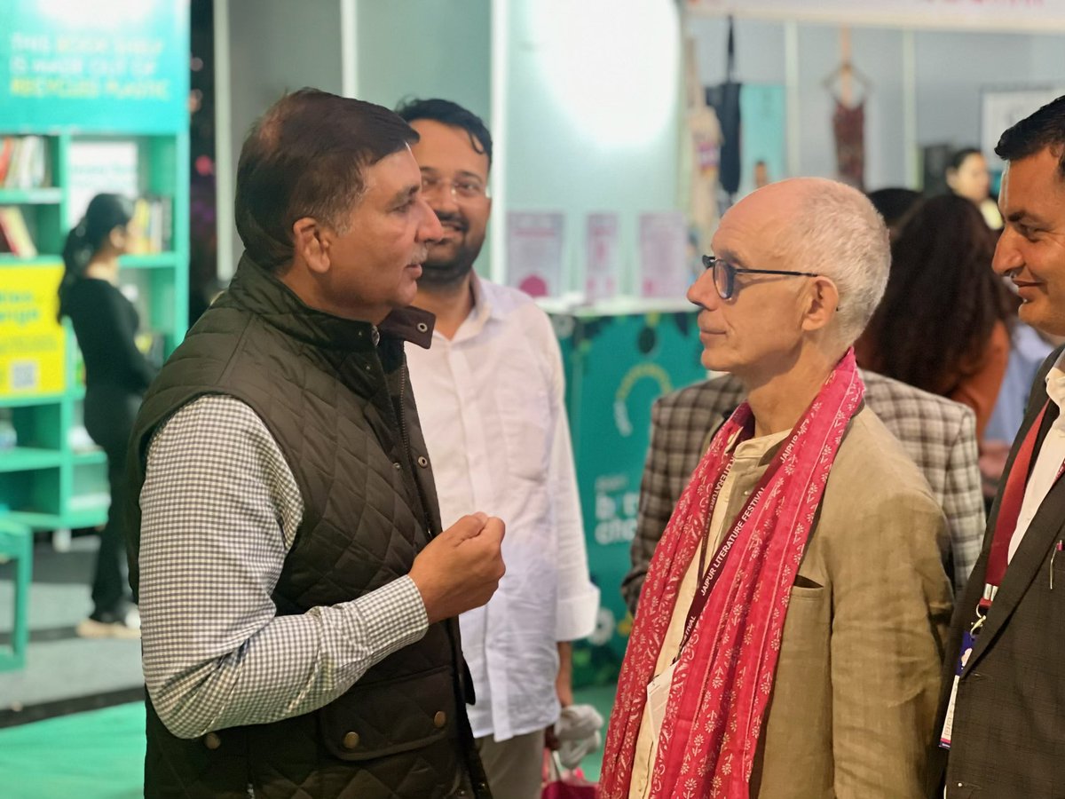 Barmer_Harish's tweet photo. आज @JaipurLitFest में @PeterWohlleben द्वारा लिखित एवं विश्व विख्यात अमेरिकन पब्लिशर #MartinGoodman द्वारा पर्यावरण एवं प्रकृति के संरक्षण में महत्वपूर्ण भूमिका निभाने वाले #विश्नोई
समाज पर प्रकाशित पुस्तक #MYHeadforATree के विमोचन कार्यक्रम में शामिल होने का अवसर मिला।
साहित्य के माध्यम से ही हम अपने बौद्धिक विकास को और अधिक सशक्त कर सकते हैं,इसलिए मेरा हमारी युवा पीढ़ी से विशेषकर यह आग्रह रहेगा की साहित्य को अपने जीवन का एक हिस्सा बनाकर अपने आप को समझे और जाने।