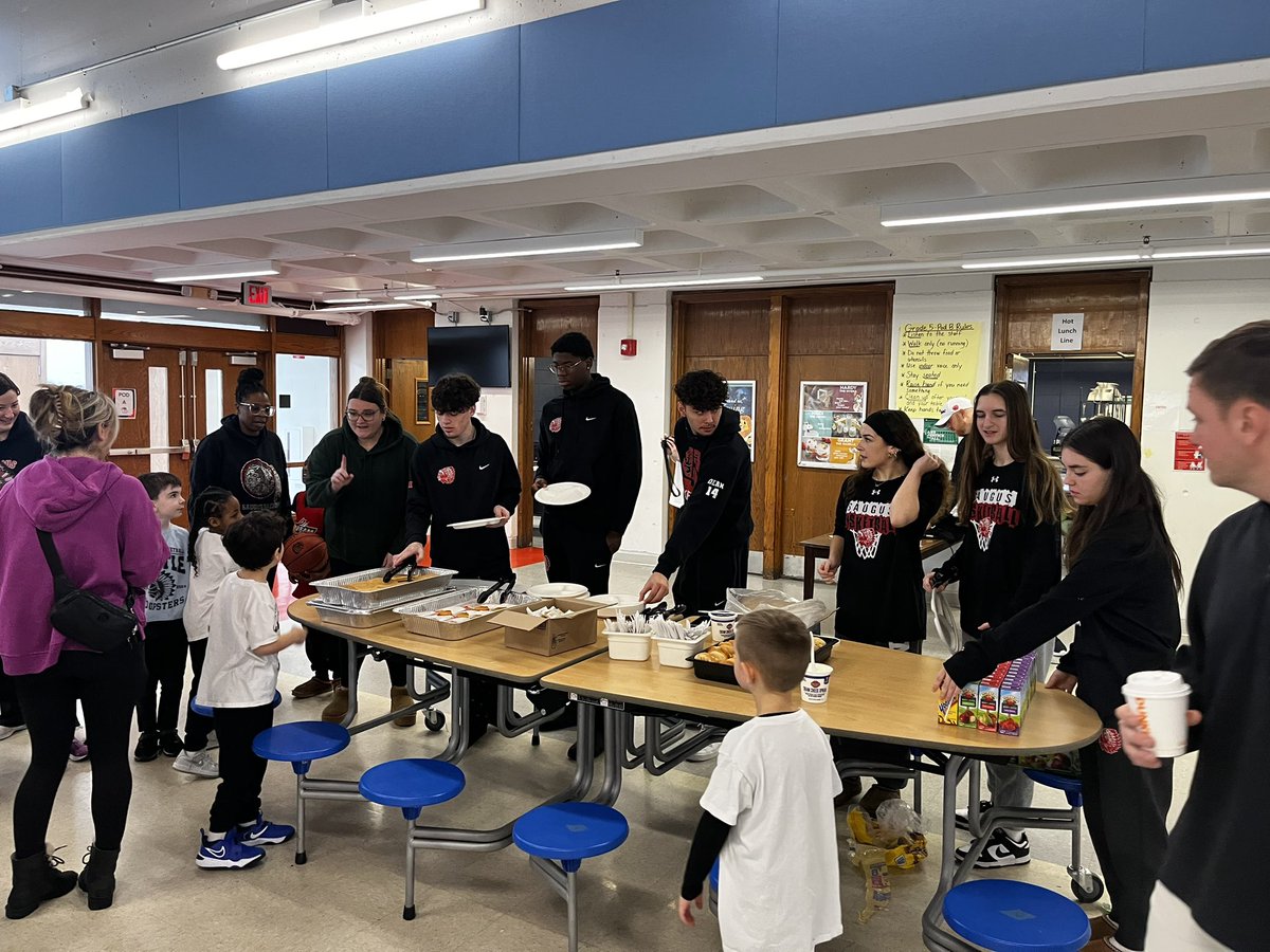 Big TY to <a href="/sachemsbball/">Saugus Boys Basketball</a> @Sachem_Hoops for helping at todays Saugus Youth Kindergarten Little Hoopsters 🏀 Banquet