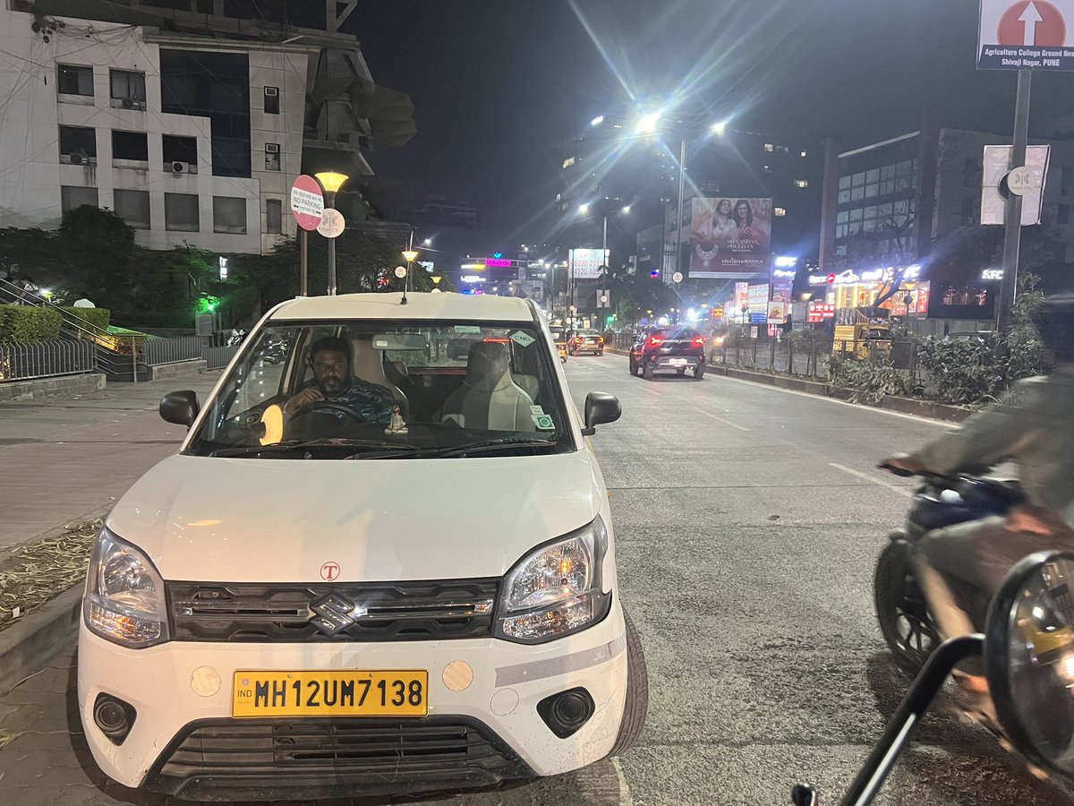 ShardulKakde's tweet photo. Imagine following rules yet fear for death because of drivers like this . @PuneCityTraffic @PuneCityPolice  

This picture is captured at 7.28 pm today on Baner road Near Oyo electric where this cab driver with car number MH 12 UM 7138 came in the wrong way. Please take action https://t.co/39FeO0Adr5