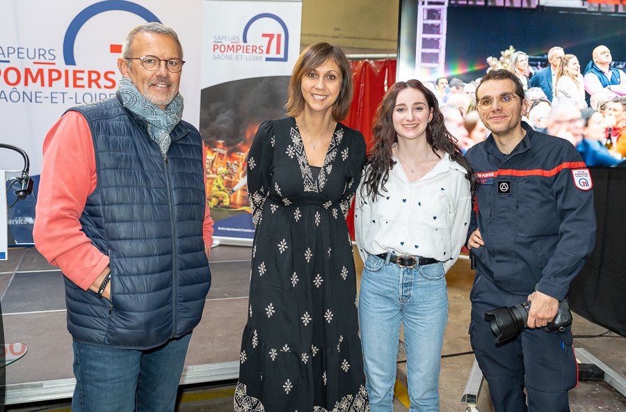 NicolasTitre's tweet image. #TeamCOM

Hier après-midi, à l'occasion des vœux aux personnels de l'état-major, le team #COM était au rendez-vous.

📸 Anthony Litaudon

@FredericPignaud @AccaryAndre @helenebotti @pdemousseau @DDASIS71 @SDIS71 @BoslandJP @EBrocardi @PompiersFR @SecCivileFrance