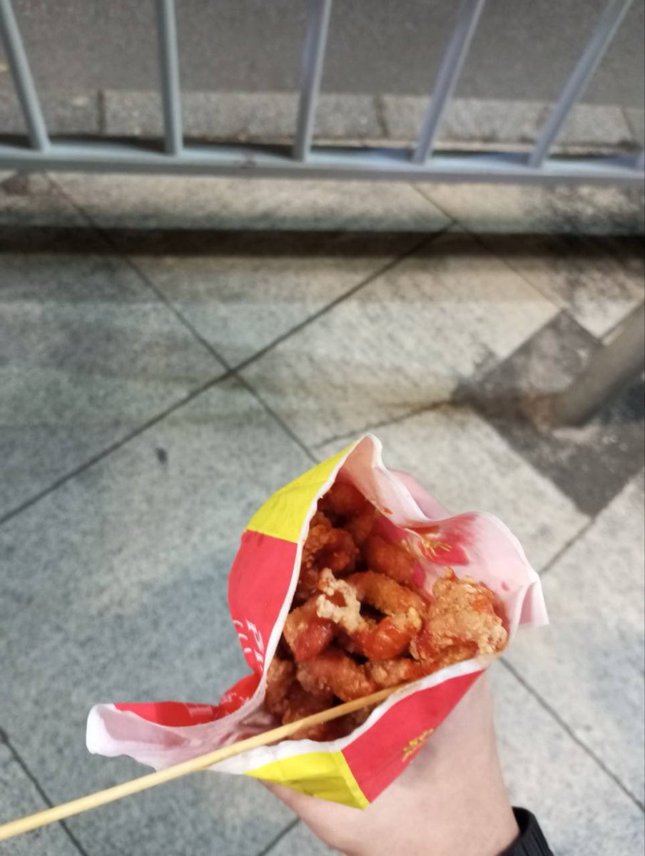 AdmimF's tweet photo. 除了每天的自律，偶尔也会小小的放纵一下啦（明天努力跑回来😭😭） https://t.co/760wrEfwDn