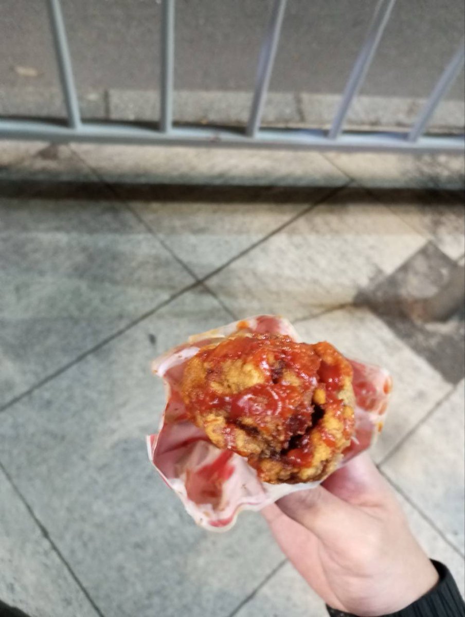 AdmimF's tweet photo. 除了每天的自律，偶尔也会小小的放纵一下啦（明天努力跑回来😭😭） https://t.co/760wrEfwDn