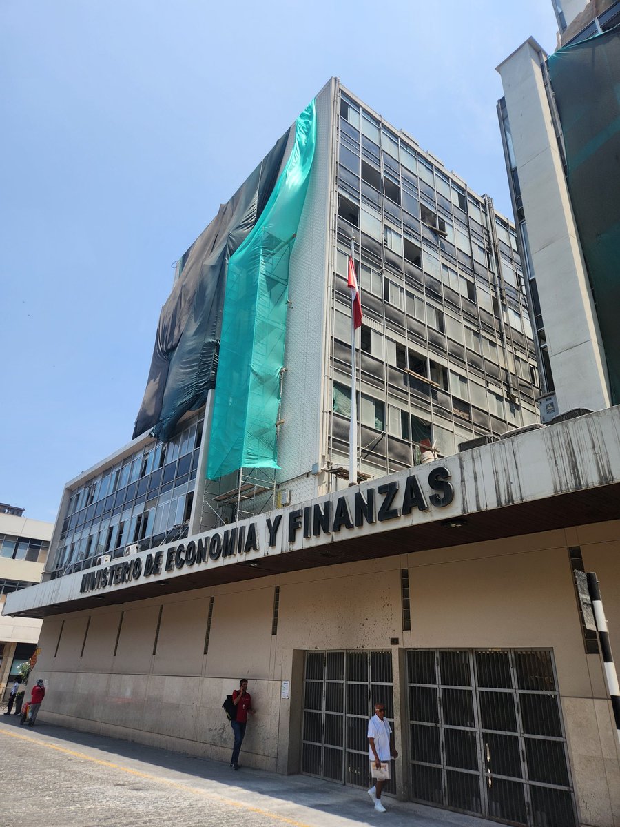 Peter_old10's tweet photo. Que buen negocio de @MEF_Peru  xq no derrumban todo El edificio y comstruyen otro nuevo ? Buen negocio en remodelar todo ? @elcomercio_peru @Cuarto_Poder @PanoramaPTV @smt_FL @OSCEPeru @ContraloriaPeru @congresoperu https://t.co/G1zUBVeY5c