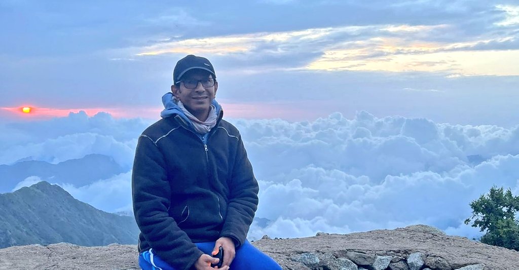 #هذا_المساء_للحب 
" أنا أحبك " 
قالت: كيف أعربها ؟
فقلت: قولي معي شعرا ليكتملا ..
( أنا ) ضمير بقول الناس منفصل لكنه في هوانا ليس منفصلا  .. 
قالت : ما أجمل الأعراب!
قلت لها : أنت الجمال الذي قد زين الجملا