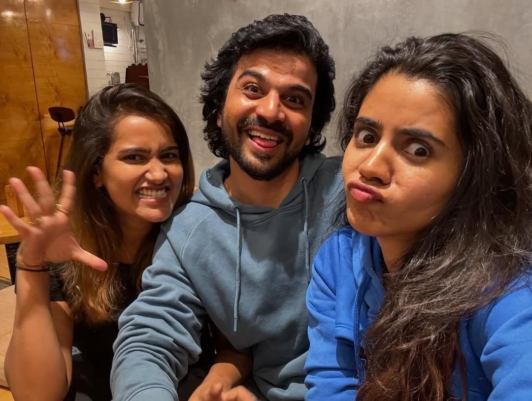 Goa cuties 🖤🩶💙