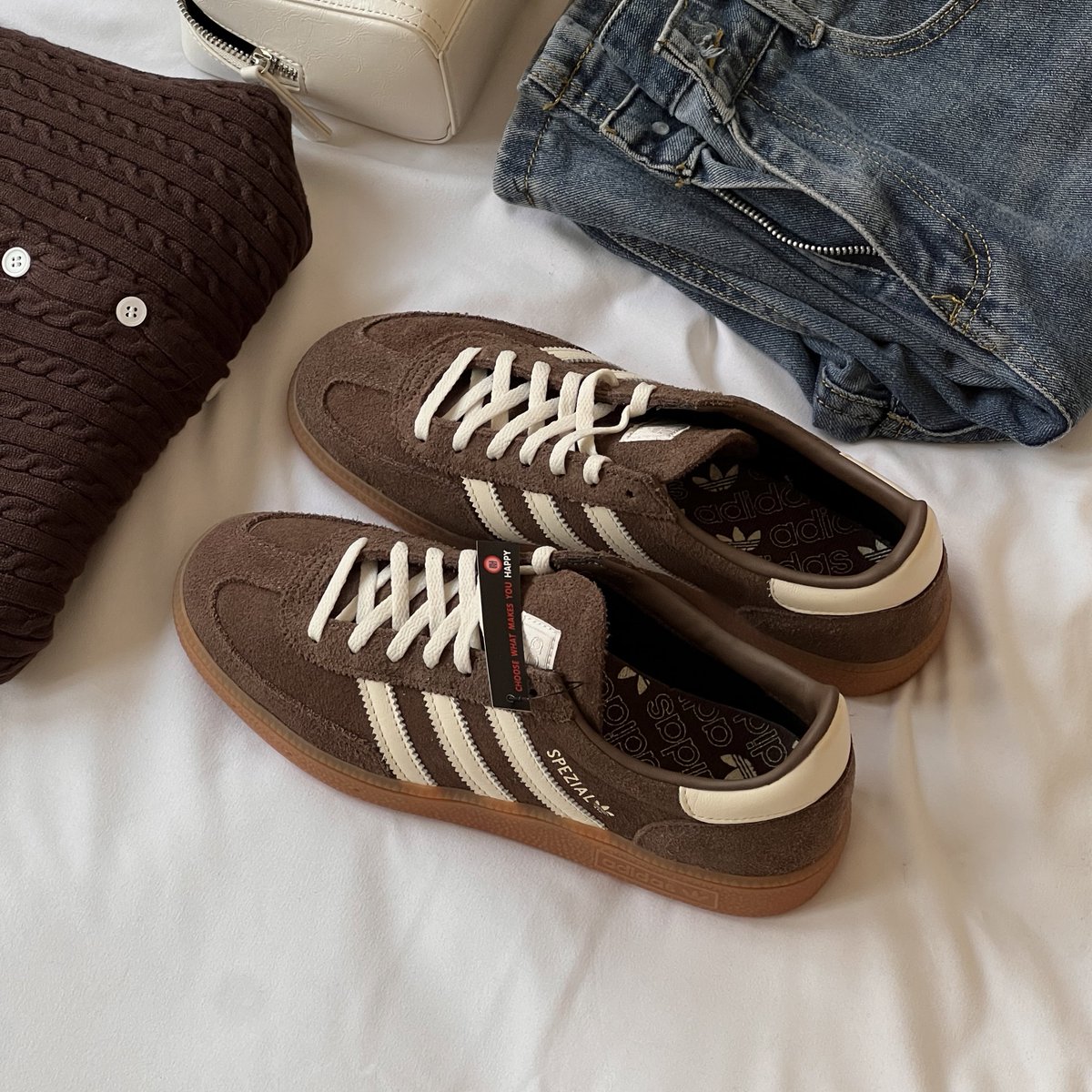 มาคับ วันนี้มาป้ายยารองเท้าสีน้ำตาลทุกคู่ที่เรามี ช่วงนี้อินสี brownie มากกก รู้สึกน่ารัก เรียบหรู ดูแกลม แมชกับอะไรก็ได้ ในงบหลักร้อยงับ🌰🥜⭐️