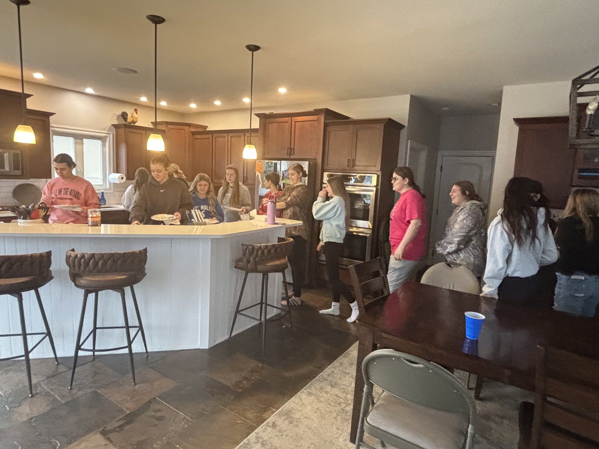 LJLadyMules's tweet image. A little breakfast and fuel for this afternoon! 

#LadyMulesHoops #DifferentRolesSameGoal #ICantButWeCan #Family