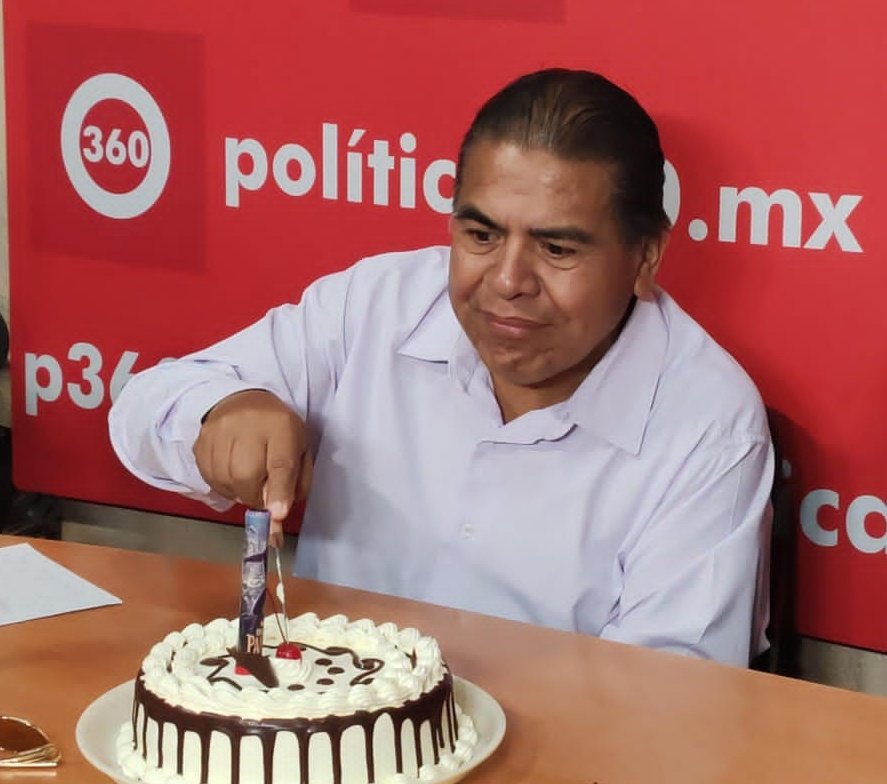 Muchas felicidades a mi hermano de doble raya en su 15 primaveras, hoy un día muy especial para <a href="/raulfrancov/">Raúl Franco V</a> y que mejor que haciendo lo que lo apasiona "RADIO" 🎂🍾🍻