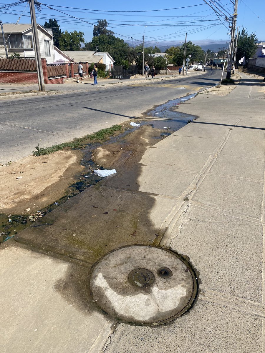 Mella_Fire's tweet photo. @_ESVAL a gran cantidad de agua sale desde alcantarillado en vía pública, calle El Alba con pasaje uno altura estadio Belloto Sur en Quilpue @bellotocomuna https://t.co/enIIiK5Xtn
