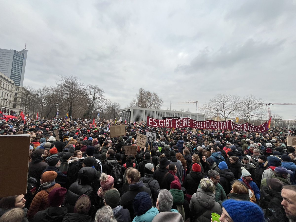 Mit Tausenden Menschen hat soeben unsere Auftaktkundgebung begonnen. Wir sind die Brandmauer! #le0102