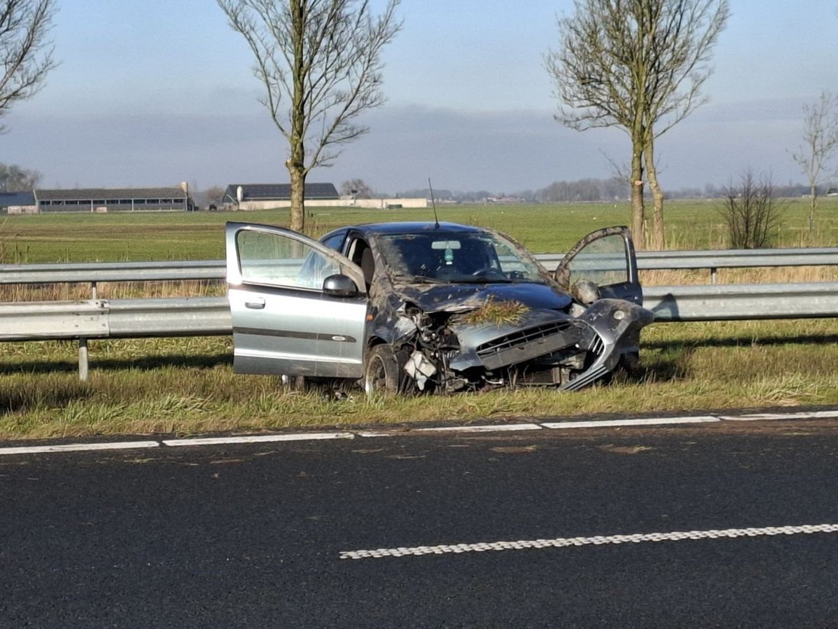Auto botst tegen vangrail op de A31 nabij Marsum
