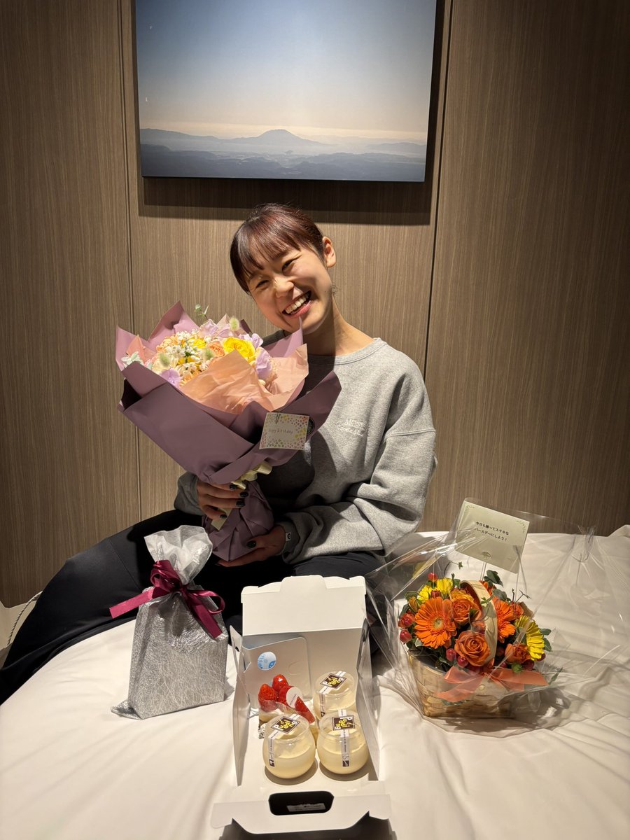 m____y2001's tweet photo. 2.1💜
24歳になりました！！
同期が突然部屋に入ってくるドッキリ😳
かと思いきやサプライズケーキを持って
お祝いしてくれました☺️
大好きな同期に囲まれて迎えた24歳幸せﾃﾞｽ🥹💗

花束、プレゼント、沢山のメッセージ
ありがとうございました🥰 https://t.co/AF9ean4zyz