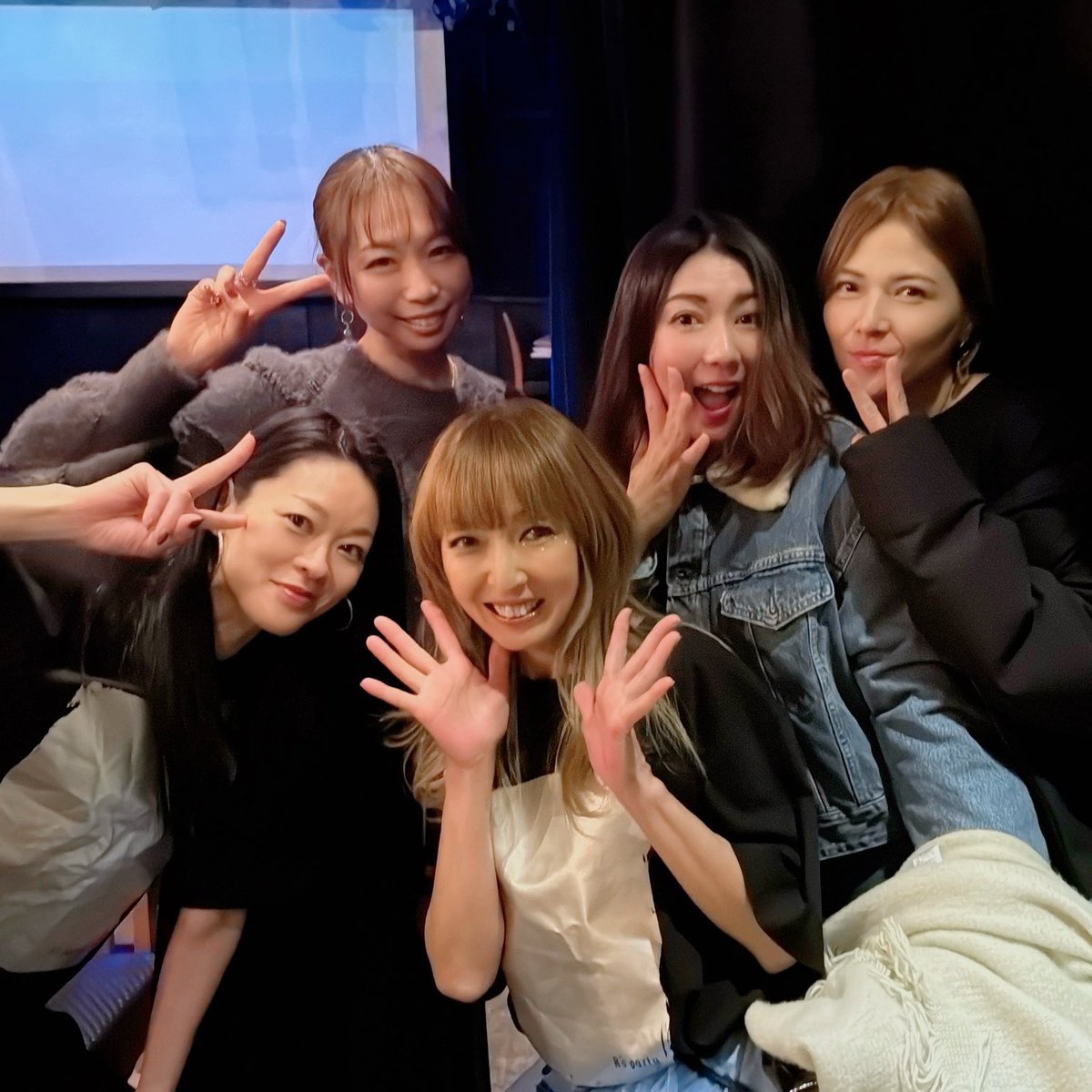 Brocantofficial's tweet photo. 昨日はMAXレイナのソロライブでした〜🎵

寿子やアキちゃんも応援来てくれて嬉しかったです😍

その後のお酒は当たり前に美味しすぎましたよ〜🍺

10月沖縄での LIVEも決まりました🎵
また詳細決まったらUPしますので宜しくお願い致します✨😊✨

#max #reina #geminitheater二子玉川 https://t.co/1s7MM9f3dd