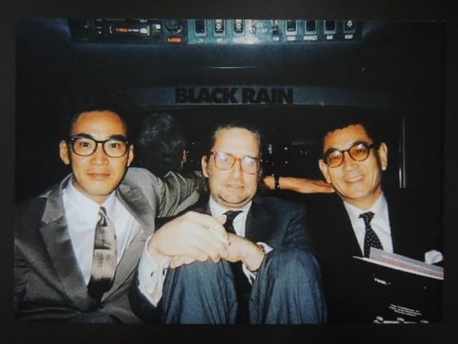 映画「ブラック・レイン」のオフショット。 左写真 松田優作、アンディ