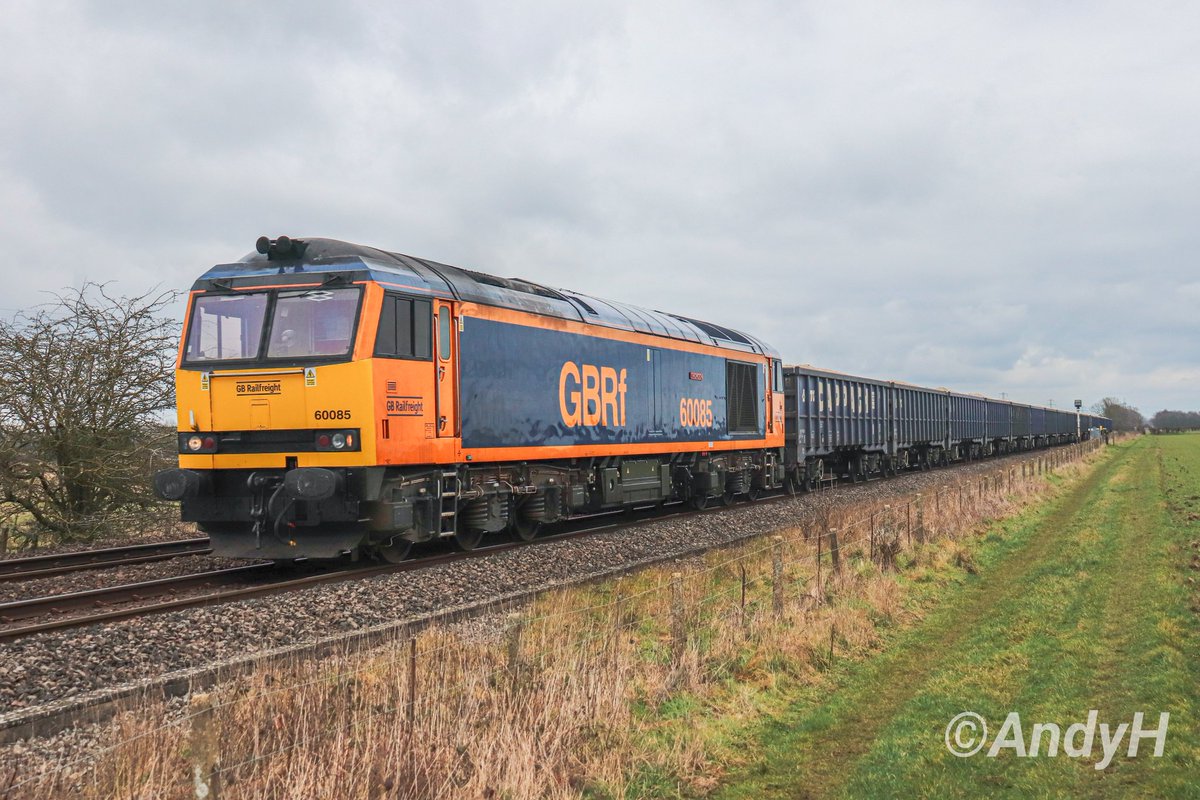 holtona72's tweet photo. #SixtySaturday with a pair of 37s on the Spalding line just before, I think most opted to then catch the @DCRailOfficial #SaturdaySandTrain from the ECML. But as it was a debut for hired-in 60085 'Snowdon' on 6M89 Middleton Towers - Ravenhead I wanted the Uffington shot.. 1/2/25 https://t.co/zN7Zp0YmuB