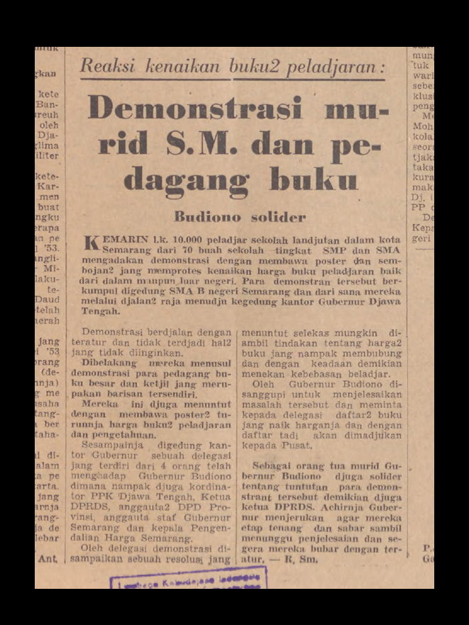 potretlawas's tweet photo. Dan yang begini bukan sekali-dua-kali terjadi. Ujung 1953 misal, pelajar-pelajar sekolah menengah, baik negeri dan swasta, di Jawa Tengah berulang kali turun ke jalan memprotes harga buku yang kian mahal. Di Solo. Di Semarang.

Menariknya, para pedagang buku juga ikut berdemo. https://t.co/zBX9oMFMgt