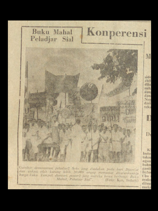 potretlawas's tweet photo. Dan yang begini bukan sekali-dua-kali terjadi. Ujung 1953 misal, pelajar-pelajar sekolah menengah, baik negeri dan swasta, di Jawa Tengah berulang kali turun ke jalan memprotes harga buku yang kian mahal. Di Solo. Di Semarang.

Menariknya, para pedagang buku juga ikut berdemo. https://t.co/zBX9oMFMgt